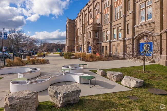 Davis N Elementary School offers courses in Reading and Math.