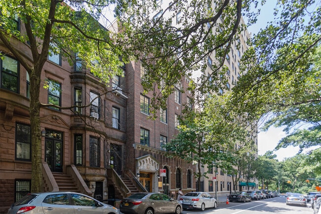 The Ideal School Of Manhattan is within walking distance for many of its students.