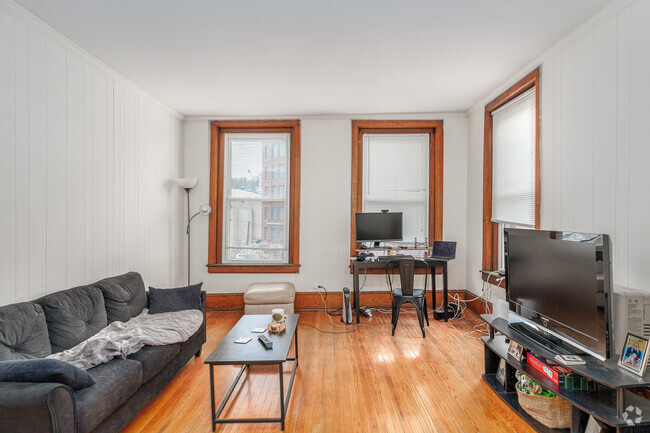 1BR, 1BA - 610SF - Living Room