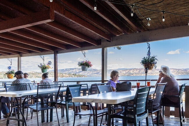 Richmond Park Bar and Grill has amazing dining right on Clearlake in 
Kelseyville Riviera.