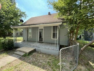 1017 Stewart St, Winfield, KS 67156