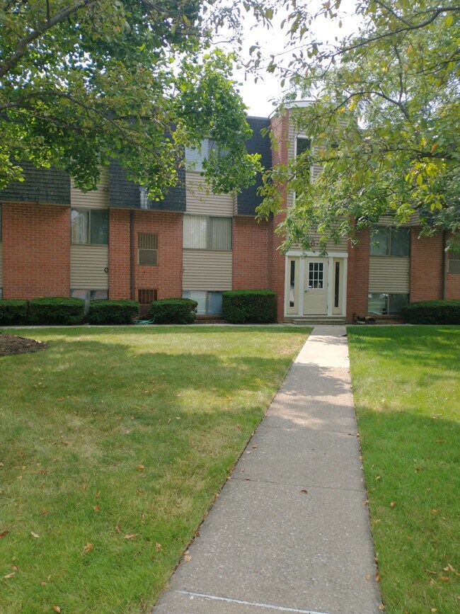 216 Moore Rd unit 2G, Avon Lake, OH 44012 - photo 2