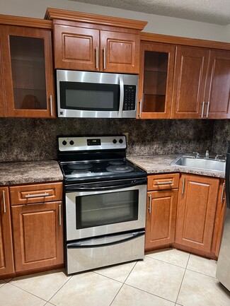 2640 W 76th St Unit 208, Hialeah, FL 33016
