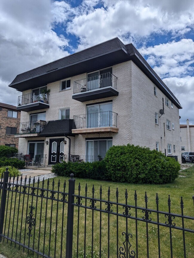8143 Marion Dr Unit 1E, Justice, IL 60458