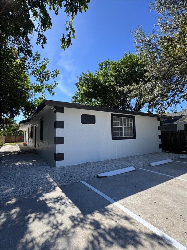 617 NW 3rd Ave, Hallandale Beach, FL 33009