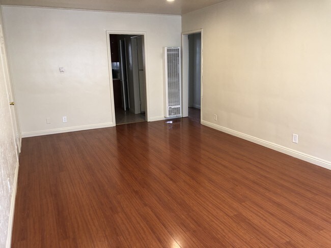 13233 Oxnard St unit 4, Van Nuys, CA 91401 - photo 5