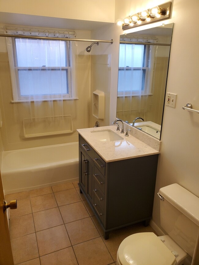 1045 David Dr unit 2W, Bensenville, IL 60106 - photo 7
