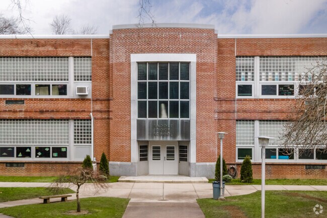 Saddle Rock Elementary School receives an A+ rating from Niche.