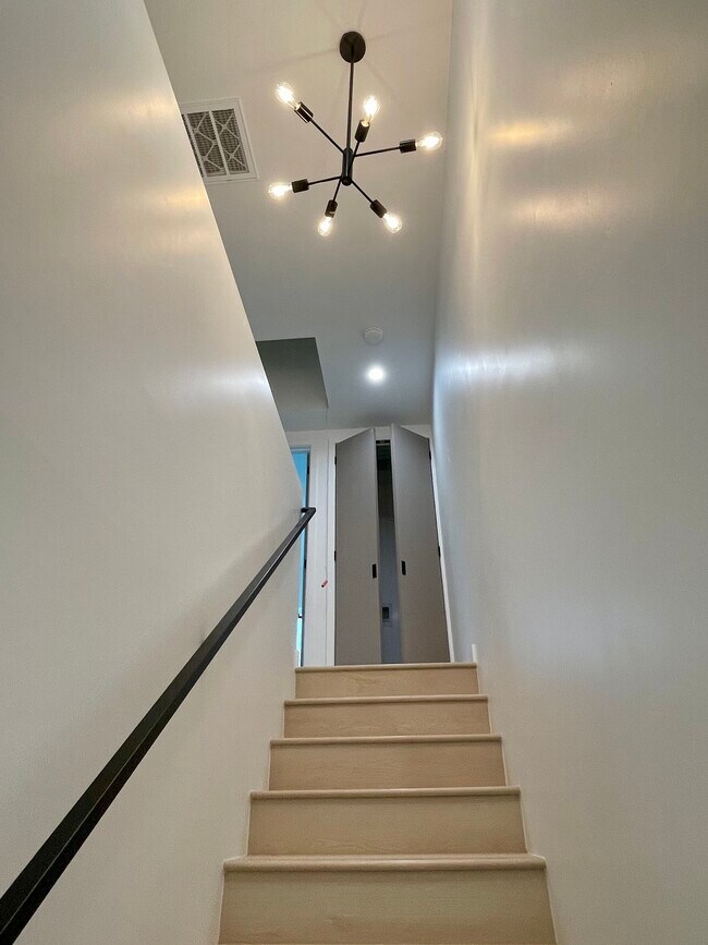 611 1/2 W 41st Place, Los Angeles, CA 90037 - photo 4