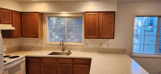 12331 SE Whitcomb Dr unit 2, Portland, OR 97222 - photo 4