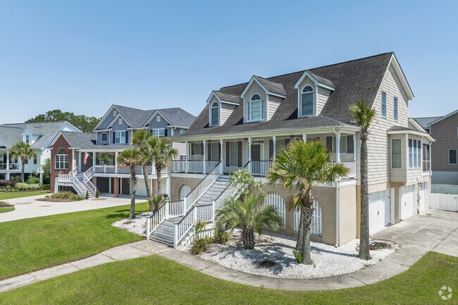 Find elegant Lowcountry style homes with spacious yards at Rivertowne.