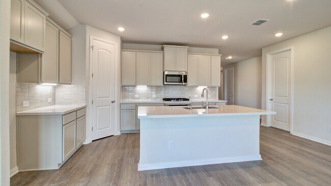 625 Broomsedge St, New Braunfels, TX 78130 - photo 4