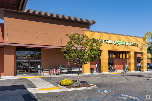 Foothill residents can get everything on their grocery list at California Fresh Market.