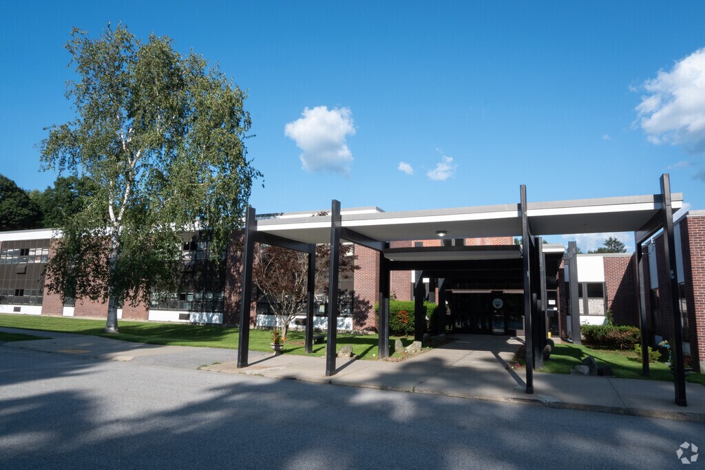 Spring Street Elementary School
provides education in the neighborhood of Dean Park