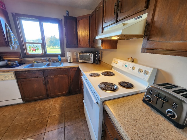 719 21st St S, Fargo, ND 58103 - photo 2