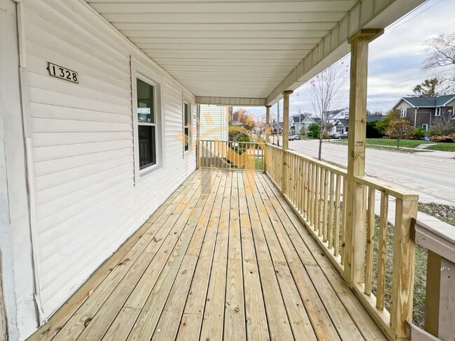 1328 N Main St unit 1328 n Main Street L, Oshkosh, WI 54901 - photo 3