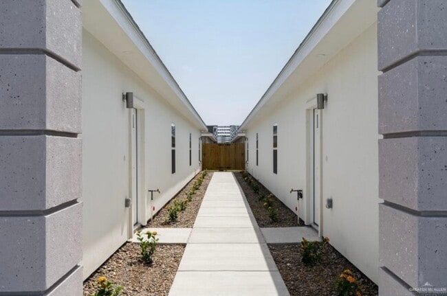 5202 N Crown Point unit 3, Pharr, TX 78577 - photo 3