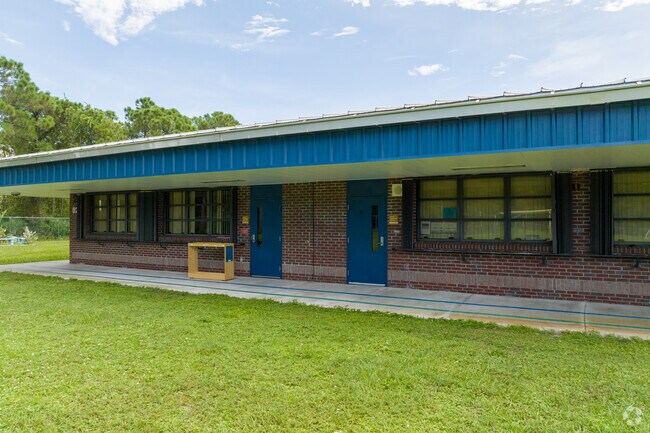 North River Shores Felix Williams Elementary School walking path  and view of classrooms.