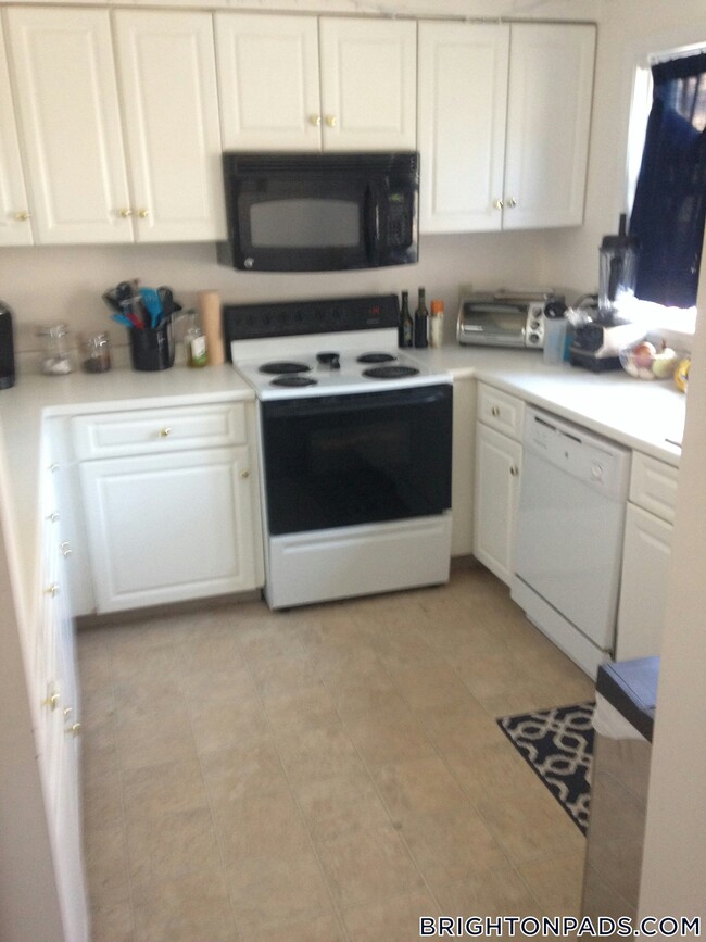 8 Glencoe St Unit 3, Boston, MA 02135