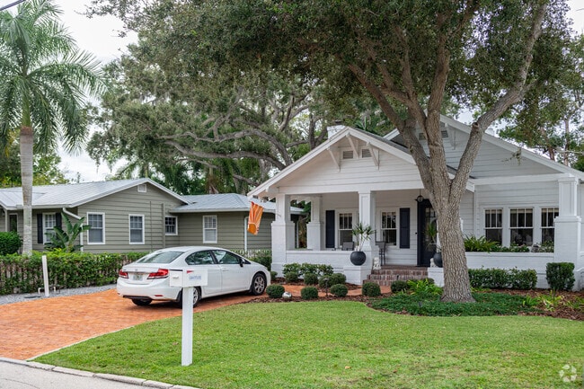 Single family homes in Downtown Sarasota are set on quiet residential streets.