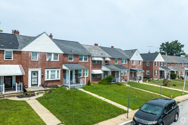 Large front yards characterize many New Northwood streets.
