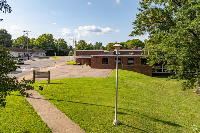 The student population of Highland Elementary School is 894 and the school serves K-5.