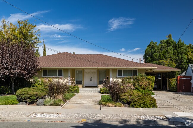 There are many different styles of one story homes in The City of  Antioch.