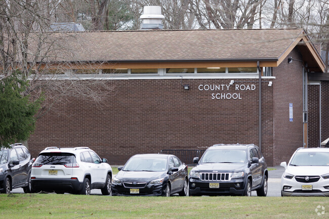 County Road Elementary School in Demarest, NJ gets an overall grade of A- from Niche.