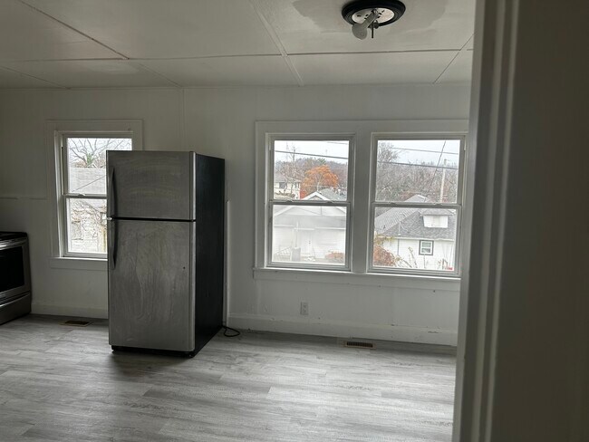 286 Norway Ave unit Rear garage apt w pa, Huntington, WV 25705 - photo 6