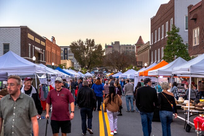 Looking to get out for the night? Stroll down Kentucky Avenue and shop local artist and crafters during one of the many local events held in Downtown Lakeland.
