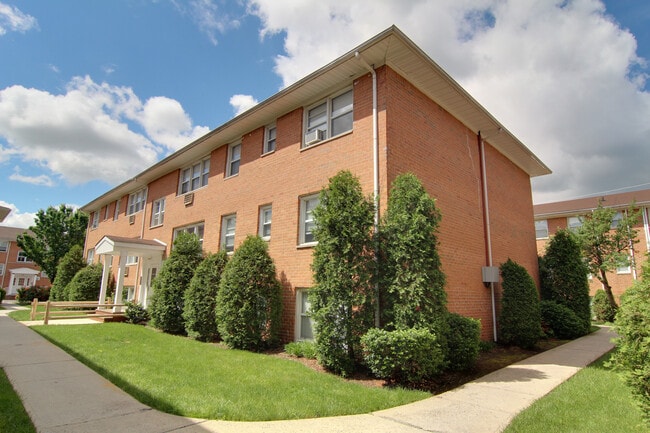 Sunrise Village, Roselle Park, NJ 07204 - photo 3