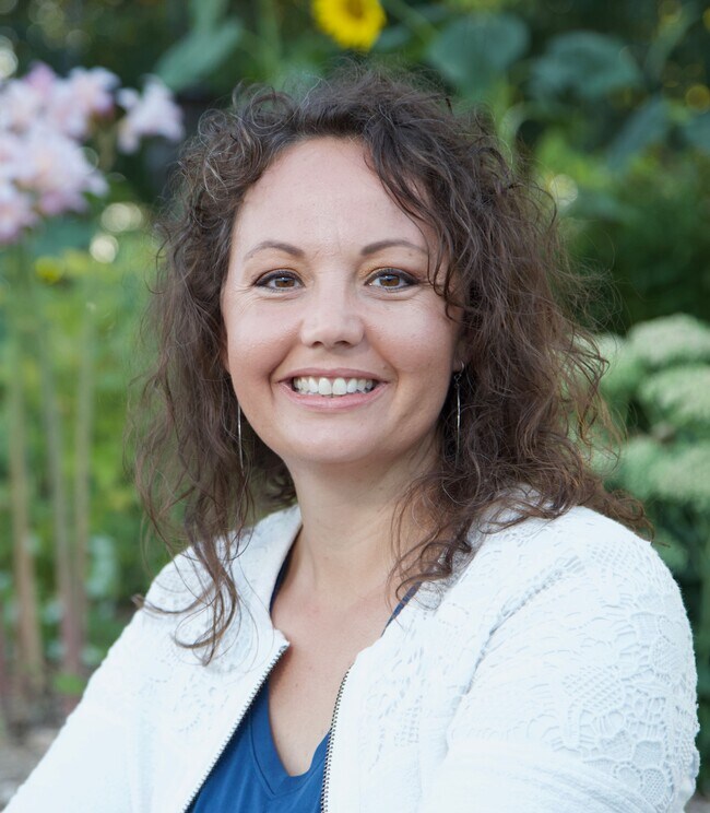 Laura J Sandberg