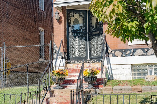 Many home offer screen doors in Fairground Park.