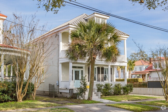 Many homes in Wagener Terrace have palm trees and beautiful landscaping.