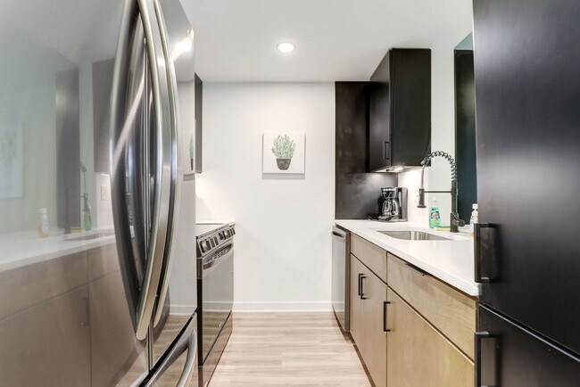 1550 Clarendon Blvd unit FL4-ID1024646P, Arlington, VA 22209 - photo 7