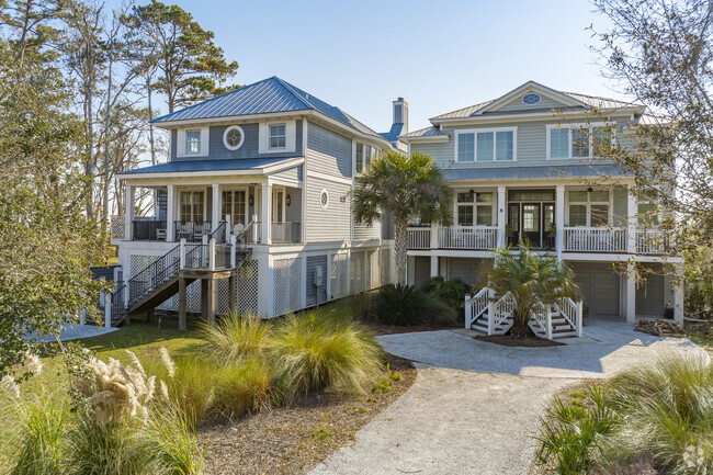 Some owners share a lot with family or friends to build more than one home on Daufuskie Island.