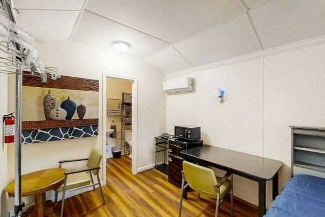 2306 Escambia Dr unit 2306 Escambia C, Tallahassee, FL 32304 - photo 3