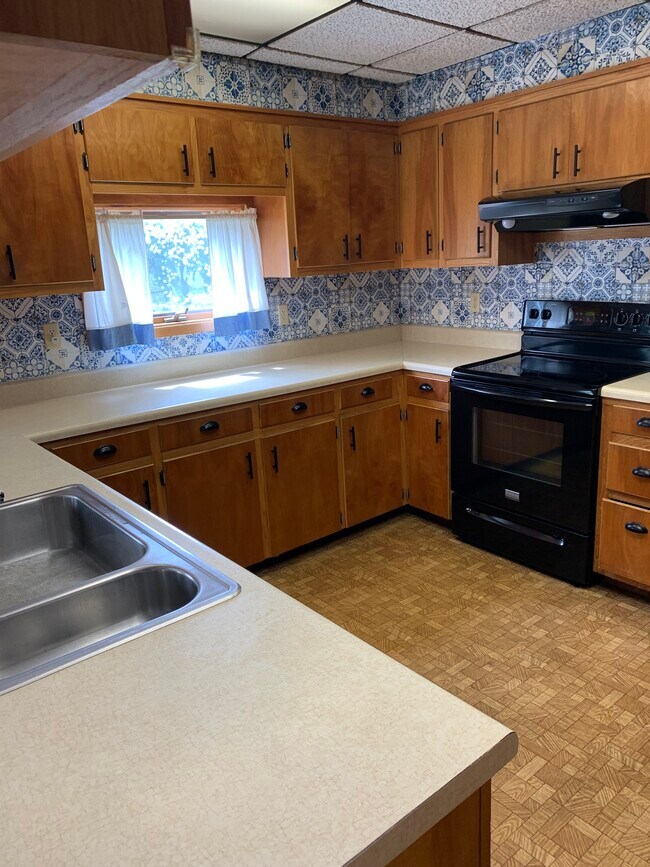 111 Oak St unit College Housing 26-2, Plattsburgh, NY 12901 - photo 5