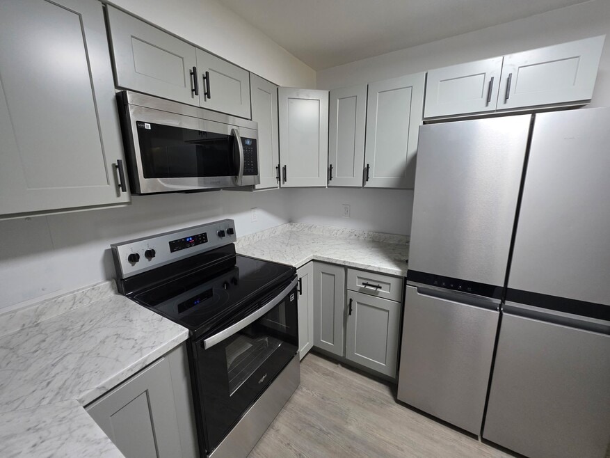 Riverside Apartments - OPEN HOUSE 11/23, Rockford, IL 61103 - photo 1