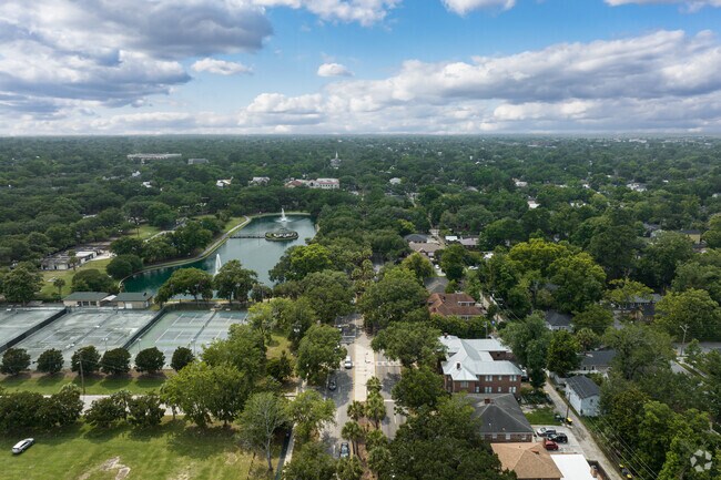 Aerial perspective of East Victory Drive splitting Daffin Park and Live Oak.