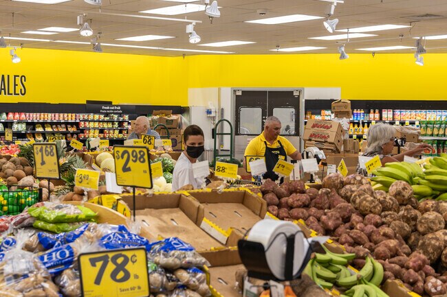 Fresco y Mas is a very popular grocery store in Stadium Area.