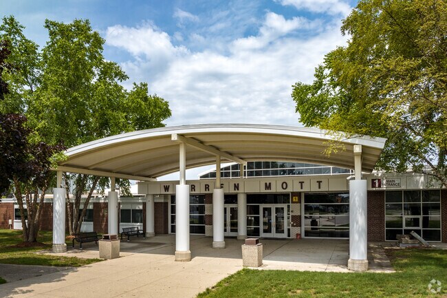 Warren Mott High School earned a B- rating on Niche.com and has 1,385 students enrolled.