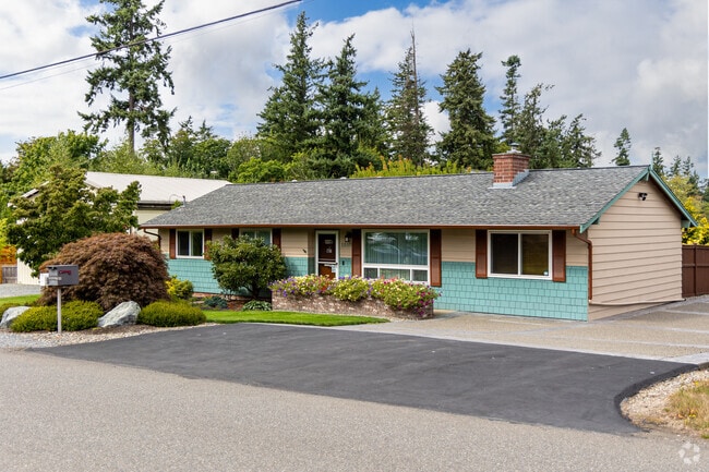 Perfect Baby Blue and Beige Rambler in the Woodmont Neighborhood.