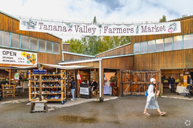 Explore the variety of vendors found at the Tanana Valley Farmers Market in Aurora-Lemeta.