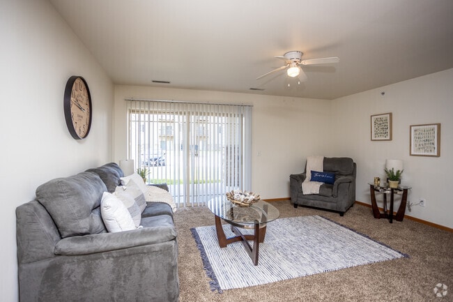 2BR, 1BA - 925 SF