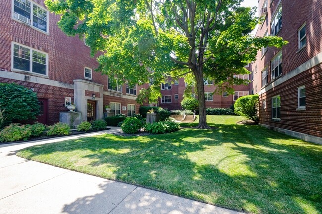 Discover Comfortable Living at Hampton Parkway in Evanston!, Evanston, IL 60201 - photo 2