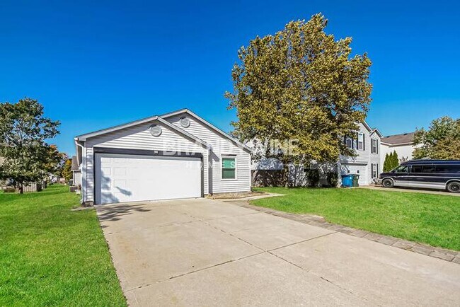 944 Streamside Dr, Greenfield, IN 46140 - photo 2