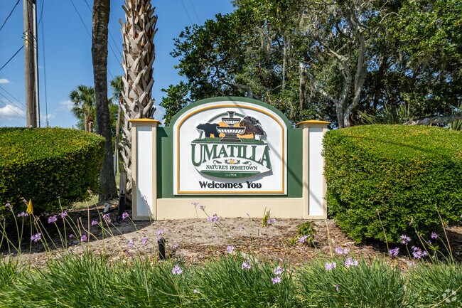 A sign welcomes you to Umatilla, known as 'Natures Hometown'.