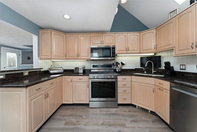 118 Airway Rd, Warwick, RI 02886 - photo 2