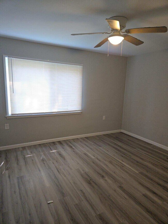 2915 Bayview Blvd unit 2 Second Floor Floor, Portsmouth, VA 23707 - photo 3